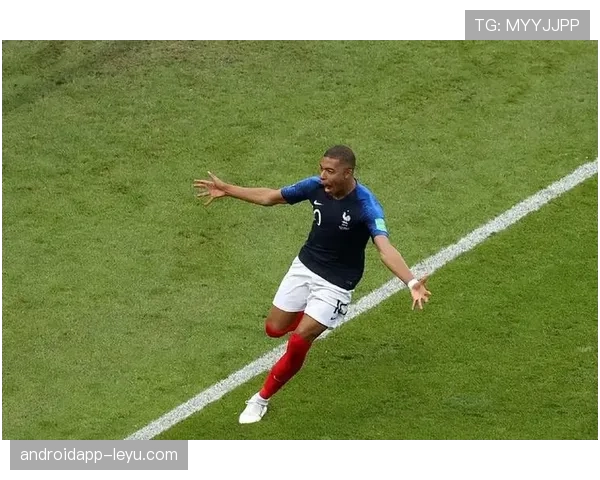 姆巴佩带领法国队在世界杯赛事中表现稳定，跻身历史最佳年轻球员行列