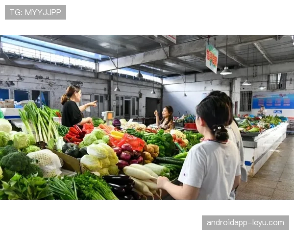 袁悦在小区菜市场买菜，手上那个包比我一个月工资还醒目