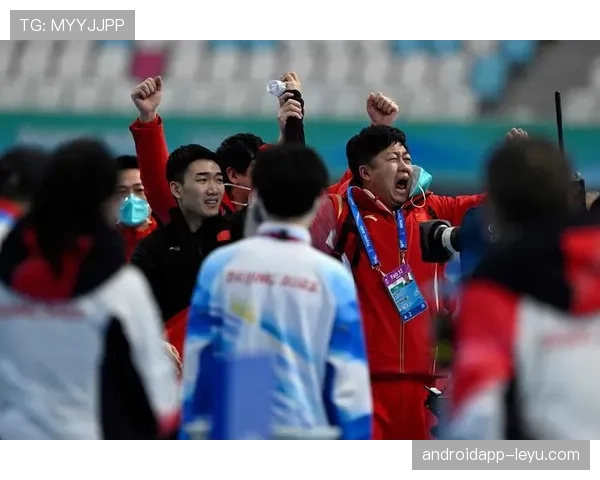 高亭宇训练完直接打车回家，结果司机认出他非要免单，他塞了五百块说别耽误你接下一单